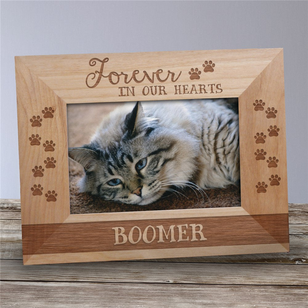 Wooden pet memorial frame with paw prints and “Forever in Our Hearts” engraving, customizable with pet’s name